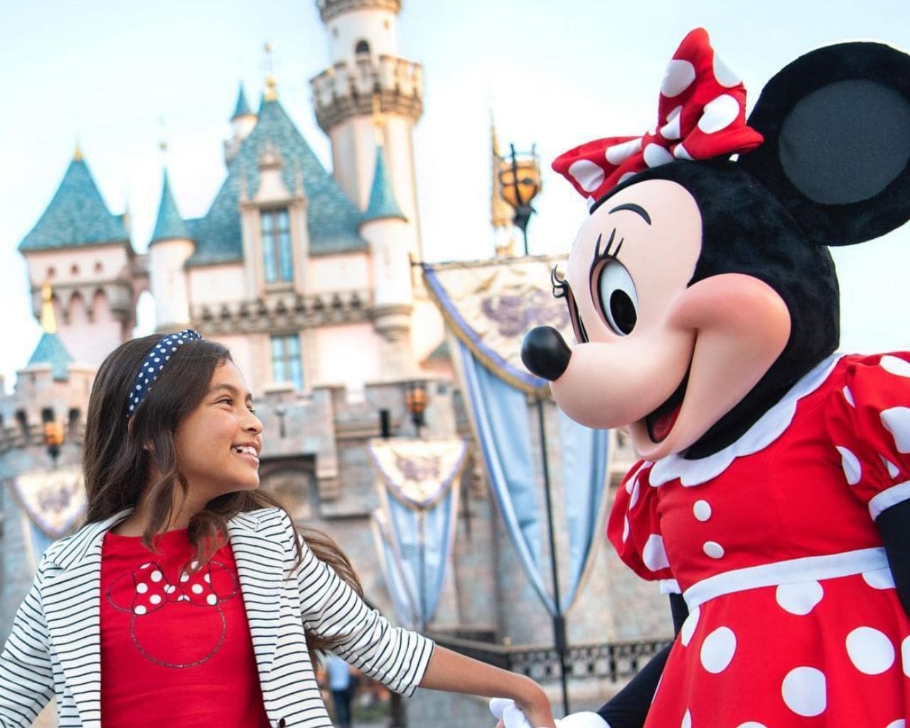 disneyland minnie welcomes girl